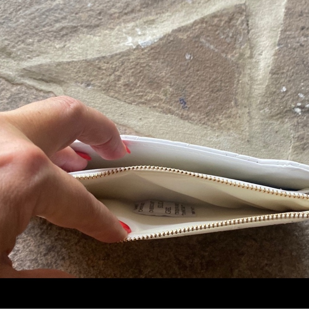 NWT Badgley Mischka White Quilted Long Card Wallet gold logo hardware purse - Picture 3 of 4